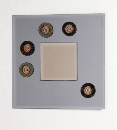 Koliečko naviac, 2007, zrkadlo, keramika, kov, 40 x 40 cm